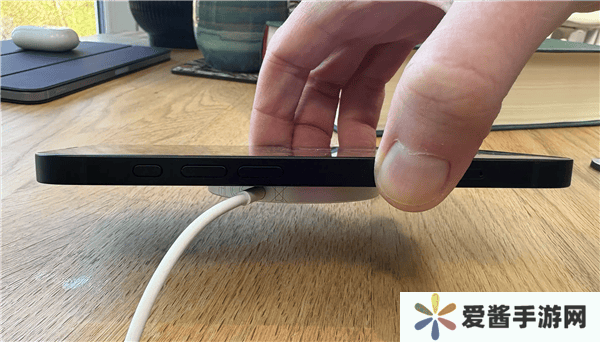 iPhone 16e不支持MagSafe充电 苹果解释原因